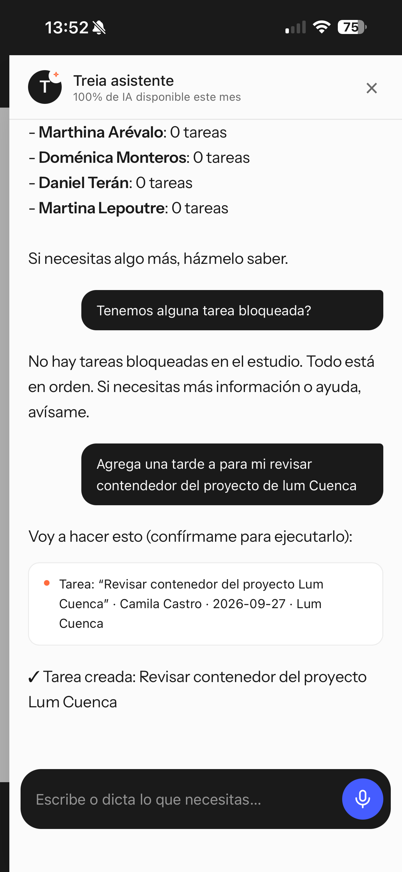 Treia asistente respondiendo una consulta desde un iPhone